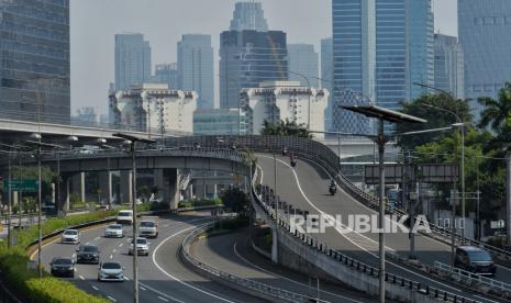 Suasana lalu lintas lengang di Jakarta, Jumat (30/6/2023). 