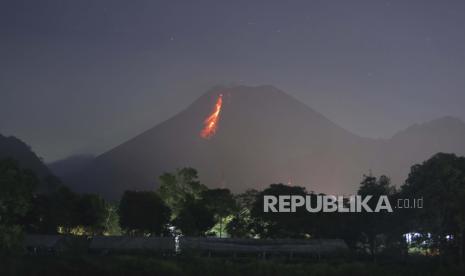 Usai PTKM, Sleman Izinkan Pengungsi Merapi dan Ternak Pulang. Lahar panas turun dari Gunung Merapi seiring aktivitasnya berlanjut sejak otoritas geologi setempat menaikkan level waspada ke level tertinggi kedua pada November, di Kaliurang, Indonesia, Minggu dini hari, 24 Januari 2021. 