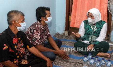 Menteri Ketenagakerjaan Ida Fauziyah (kanan) berbincang dengan warga di Desa Grinting, Tulangan, Sidoarjo, Jawa Timur, Jumat (6/11/2020). Kunjungan tersebut dalam rangka melihat secara langsung penyaluran sembako dan Bantuan Subsidi Upah (BSU) untuk pekerja atau buruh penerima upah/gaji dan terdaftar sebagai peserta aktif program jaminan sosial ketenagakerjaan BPJS Ketenagakerjaan/BP Jamsostek. 