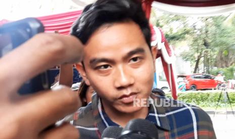 Cawapres pemenang Pilpres 2024 versi hitung cepat, Gibran Rakabuming Raka saat tiba di kediaman capres pendampingnya, Prabowo Subianto di Jalan Kertanegara, Jakarta Selatan, Jumat (23/2/2024) sore. 