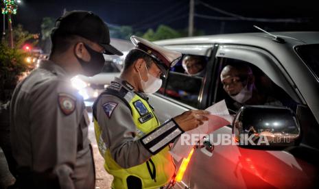 Petugas gabungan melakukan pemeriksaan sejumlah kendaraan di posko penyekatan mudik.