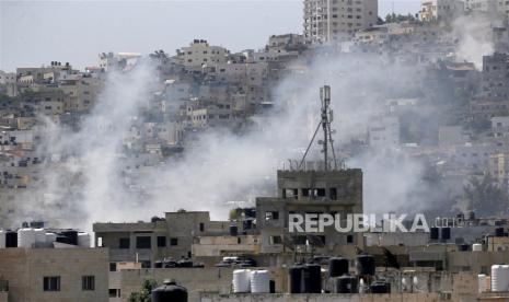  Asap membumbung setelah serangan pasukan pendudukan Israel ke Kota Jenin, Palestina, (3/7/2023).