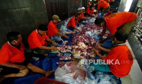 Panitia memotong daging kurban untuk dibagikan warga di Masjid Agung Tegal, Jawa Tengah, Sabtu (1/8/2020). Menurut pengurus Masjid Agung Kota Tegal, pada perayaan Idul Adha ditengah pandemi COVID-19 pemotongan hewan kurban menurun 10 persen dengan membagikan sebanyak 2.000 bungkus daging kurban untuk warga miskin. 