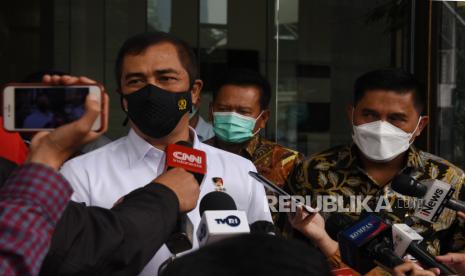 Kepala Badan Reserse Kriminal Polri Irjen Pol Agus Andrianto (kiri) didampingi Deputi Penindakan Komisi Pemberantasan Korupsi (KPK) Karyoto (kanan) memberikan keterangan kepada wartawan usai melakukan koordinasi dengan pimpinan KPK di Gedung Merah Putih KPK, Jakarta, Kamis (4/3/2021). Koordinasi Kabareskrim bersama pimpinan KPK untuk membahas penguatan sinergi antara dua lembaga dalam pemberantasan korupsi, khususnya mengenai supervisi dan rencana perpanjangan kerja sama antara KPK dan Polri.