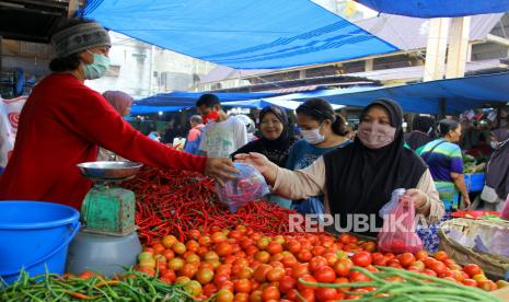 Seorang warga membeli cabai merah di Pasar Pulo Payung Dumai, Riau