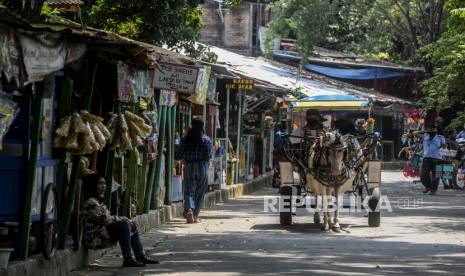 Sebuah delman saat membawa penumpang di kawasan Setu Babakan, Jakarta Selatan.