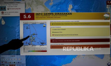 Petugas BMKG memperlihatkan pusat titik lokasi gempa bumi (Ilustrasi)