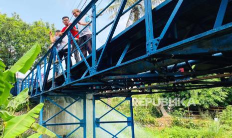 Kondisi pipa PDAM Tirta Pakuan Kota Bogor pada Selasa (24/10/2023), usai dipotong oleh seorang ahli waris pemilik lahan yang dilalui pipa tersebut. Pemotongan sudah dilakukan berkali-kali sejak awal Oktober 2023, karena ahli waris tak kunjung menerima kompensasi dari PDAM. 