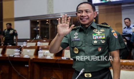 Kepala Staf TNI Angkatan Darat (KSAD) Jenderal Agus Subiyanto melambaikan tangan sebelum mengikuti uji kelayakan dan kepatutan calon Panglima TNI di Kompleks Parlemen, Senayan, Jakarta, Senin (13/11/2023). KSAD Agus Subiyanto menjadi calon tunggal Panglima TNI menggantikan Laksamana Yudo Margono yang memasuk masa pensiun. Pada kesempatan tersebut KSAD Jenderal Agus Subiyanto menyampaikan visi TNI yang PRIMA, yakni Profesional, Responsif, Integratif, Modern dan Adaptif.