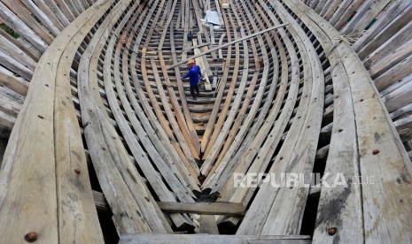 Pekerja menyelesaikan proses pembuatan kapal nelayan di Daerah Aliran Sungai (DAS) Krueng Aceh, Banda Aceh, Aceh, Rabu (6/10/2021). Sekretaris Jenderal Kementerian Perdagangan Suhanto menyampaikan ekspor Indonesia ke Senegal tahun ini meningkat tajam. Beberapa barang telah memicu kenaikan ekspor signifikan ke Senegal pada Mei 2022, didorong oleh ekspor kapal dan perahu.