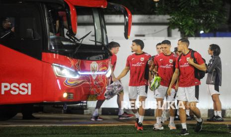 Pemain Timnas Indonesia bersiap menjalani sesi latihan di Stadion Madya, Komplek GBK, Senayan, Ahad (23/3/2025). Latihan ini merupakan latihan kedua Timnas Indonesia menjelang pertandingan melawan Bahrain dalam laga lanjutan Kualifikasi Piala Dunia 2026 yang  berlangsung di Stadion Utama Gelora Bung Karno (SUGBK), Jakarta, pada Selasa (25/3/2025). Dalam kesempatan itu, Pelatih timnas Indonesia Patrick Kluivert mengatakan anak-anak asuhnya sudah bersemangat dan siap menjalani pertandingan.