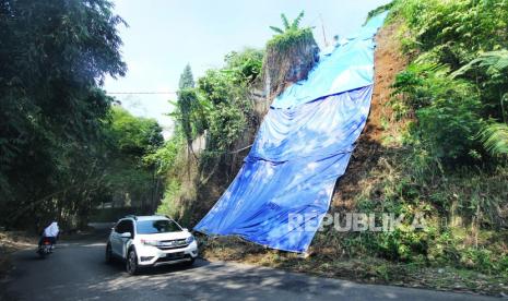 Salah satu akses jalan dari Lembang arah Parongpong dan Cimahi Jalan Kolonel Masturi, Kecamatan Lembang, Kabupaten Bandung Barat, sudah bisa dilewati jenis kendaraan kecil, setelah sebelumnya ditutup akibat longsor, Selasa (9/11). Untuk semetara tebing setinggi 20 meter itu ditutup terpal agar tidak terkena hantaman hujan. Untuk jangka panjang, rencanannya di tebing itu akan dipasangTembok Penahan Tanah (TPT) agar tidak kembali longsor.