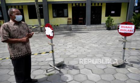 Petugas desa memantau kawasan isolasi mandiri untuk pasien Covid-19 di Balai Desa Merdikorejo, Tempel, Sleman, Rabu (16/12). Di halaman balai desa dibuatkan kawasan khusus untuk warga yang positif Covid-19. Sekarang tinggal dua warga yang masih tinggal di kawasan isolasi ini. Untuk makanan, selain dari pihak desa, warga juga ikut memberikan bantuan. Dan untuk kondisi pasien dipantau oleh Puskesmas Tempel.