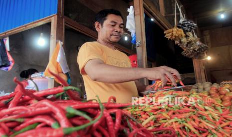 Pedagang menyiapkan cabai di pasar (ilustrasi). Kepala Perwakilan Bank Indonesia Provinsi Lampung Budiyono mengatakan, gerakan urban farming atau pertanian urban dapat membantu mengatasi laju inflasi atas kenaikan bahan pangan di daerah.