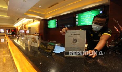 Pekerja menerapkan prokes ketat di lingkungan bioskop.