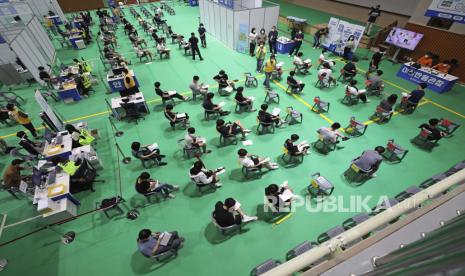 Siswa SMA dan anggota fakultas menunggu untuk dipantau kemungkinan efek sampingnya setelah menerima dosis pertama vaksin virus corona COVID-19 Pfizer-BioNTech di pusat vaksinasi di Daegu, Korea Selatan, Senin, 19 Juli 2021.