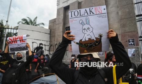 Pengunjuk rasa melalui aksi tolak Revisi Undang-Undang TNI di depan kompleks Parlemen, Jakarta, Kamis (20/3/2025). Aksi ini menuntut kepada DPR untuk mencabut UU tentang Perubahan atas Undang-Undang Nomor 34 Tahun 2004 tentang Tentara Nasional Indonesia yang baru saja disahkan di sidang paripurna. Mereka menolak UU TNI tersebut yang dinilai berpeluang kembalinya Dwifungsi TNI seperti di era Orde Baru.