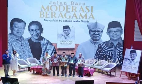 Ketum PP Muhammadiyah, Prof Haedar Nashir bersama Jusuf Kalla, Susi Pudjiastuti, Ignatius Suharyo dan Abdul Muti dalam Peluncuran Buku Jalan Baru Moderasi Beragama Mensyukuri 66 Tahun Haedar Nashir di Auditorium Perpusnas Nasional, Jakarta, Senin (4/3/2024). 