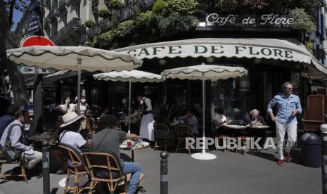 Sejumlah pelanggan duduk di teras Cafe de Flore, Paris.