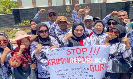  Anggota Persatuan Guru Republik Indonesia (PGRI) membentangkan poster dukungan kepada guru SDN 4 Baito, Supriyani yang menjalani sidang di Konawe Selatan, Sulawesi Tenggara, Kamis (24/10/2024).