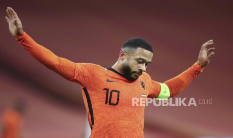 Memphis Depay dari Belanda bereaksi setelah kehilangan kesempatan untuk mencetak gol selama pertandingan sepak bola persahabatan internasional antara Belanda dan Spanyol di Johan Cruyff ArenA di Amsterdam, Belanda, Rabu, 11 November 2020. 