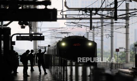 Penumpang saat akan menaiki MRT di Stasiun MRT Asean, Jakarta Selatan, Kamis (22/6/2023). 