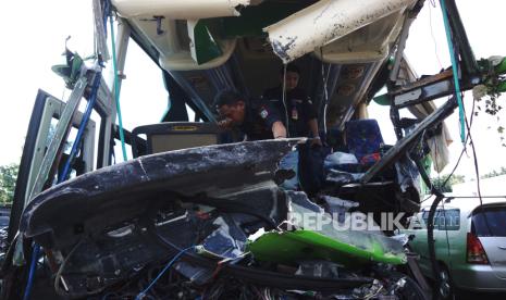 Petugas dari Dinas Perhubungan melakukan pemeriksaan bus pariwisata yang menabrak truk di tol Jombang-Mojokerto (Jomo) KM 695+400 di Satlantas Polres Jombang, Jawa Timur, Kamis (23/5/2024). Pemeriksaan bus pariwisata yang membawa rombongan SMP PGRI Wonosari Malang itu untuk mengetahui kondisi kendaraan serta kelengkapan pasca terlibat kecelakaan di tol Jomo dan mengakibatkan dua orang meninggal dunia. 