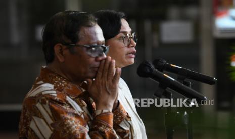 Menteri Koordinator Bidang Politik Hukum dan Keamanan (Menko Polhukam) Mahfud MD (kiri) bersama  Menteri Keuangan (Menkeu) Sri Mulyani menyampaikan keterangan kepada wartawan terkait dugaan transaksi gelap karyawan Kemenkeu dengan total Rp 300 triliun di kantor Kemenkeu, Jakarta Pusat, Sabtu (11/3/2023). 