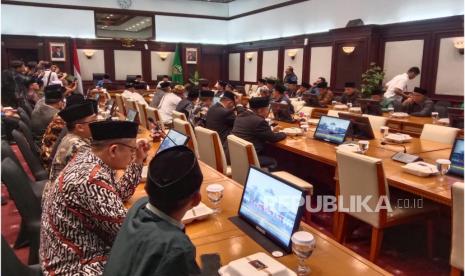 Suasana rapat membahas Pondok Pesantren Al-Zaytun. Saat konpers di Kemenko Polhukam, Wakekjen MUI akui tim sering ditolak Al Zaytun.