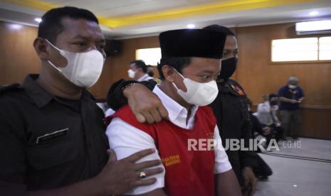 Herry Wirawan, tengah, kepala pesantren putri yang divonis mati karena memperkosa santrinya. Kondisi Herry Wirawan usai divonis hukuman mati dalam keadaan sehat.