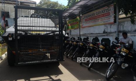  Kendaraan taktis milik aparat kepolisian terparkir di halamanan pengadilan menjelang berlangsungnya sidang putusan Habib Rizieq Shihab (HRS).