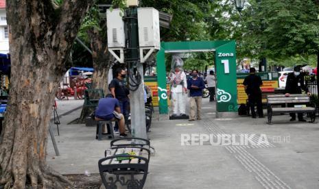 Gerbang detektor suhu tubuh pengunjung di pasang di jalur pedestrian Malioboro, Yogyakarta, Kamis (10/12). Pemasangan detektor suhu otomatis ini untuk memantau kondisi pengunjung saat berwisata di Malioboro. Selain 30 detektor suhu, juga ada 34 tempat cuci tangan tanpa sentuh. Fasilitas ini untuk memberikan kenyamanan di Malioboro sekaligus mengurangi risiko penularan Covid-19.