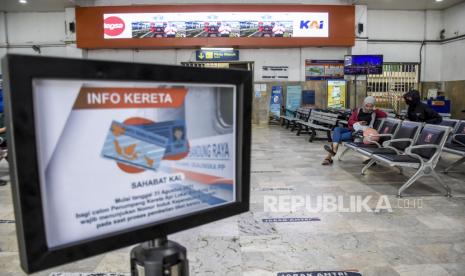 Sejumlah calon penumpang kereta api (KA) lokal berada di area Stasiun Bandung, Kota Bandung, Kamis (16/9). PT KAI Daop 2 Bandung memberlakukan wajib vaksin Covid-19 minimal dosis pertama kepada penumpang kereta api (KA) lokal yang datanya otomatis terdeteksi pada tiket karena sistem boarding terintegrasi langsung dengan aplikasi Peduli Lindungi, serta wajib menyertakan Nomor Induk Kependudukan (NIK) saat pembelian atau pemesanan tiket. Sementara bagi penumpang anak usia dibawah 12 tahun masih dilarang untuk mengikuti perjalanan. Foto: Republika/Abdan Syakura