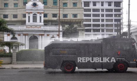 Personel Polda Sumut menyemprotkan cairan disinfektan dengan menggunakan mobil water canon saat melintas di jalan pusat Kota Medan, Sumatera Utara, Selasa (24/3). (ilustrasi) 