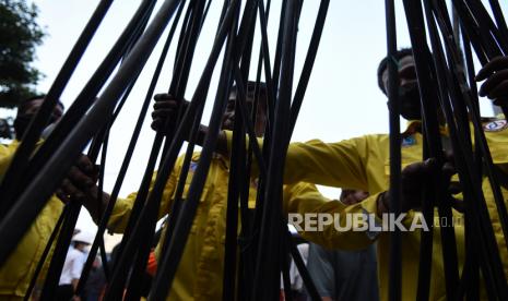 Petugas Bina Marga DKI Jakarta menurunkan kabel utilitas di Pasar Mampang Prapatan, Jakarta, Senin (5/9/2022). Dinas Bina Marga DKI Jakarta menurunkan 58 kabel utilitas dari 39 operator jaringan telekomunikasi di kawasan Mampang Prapatan yang menjuntai di udara untuk dipindahkan ke Sarana Jaringan Utilitas Terpadu (SJUT) di bawah tanah. 