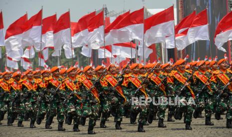 Prajurit TNI mengikuti defile saat perayaan HUT ke-78 TNI di kawasan Monas, Jakarta, Kamis (5/10/2023).Dalam kegiatan tersebut menampilkan beragam atraksi udara berupa terjun payung dan pesawat terbang serta defile dari satuan TNI sebagai rangkaian dalam peringatan HUT ke -78 TNI. Aksi terjun payung ini menjadi salah satu hal yang dinantikan publik, sebab 78 personel yang terjun payung akan memberikan buket bunga kepada Ibu Negara Iriana Joko Widodo. Selain itu, kegiatan tersebut juga menampilkan atraksi demo udara yang melibatkan 91 pesawat, yang terdiri dari fly pass pesawat tempur, heli, dan free fall oleh 78 personel. Perayaan HUT ke-78 TNI tahun ini bertemakan 