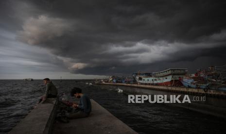 Warga memancing dengan latar belakang awan mendung di kawasan Pelabuhan Nizam Zachman, Muara Baru, Jakarta, Jumat (2/2/2024). Badan Penanggulangan Bencana Daerah (BPBD) DKI Jakarta mengimbau masyarakat Jakarta untuk mewaspadai dan mengantisipasi dampak dari cuaca ekstrem pada awal Februari 2024. 