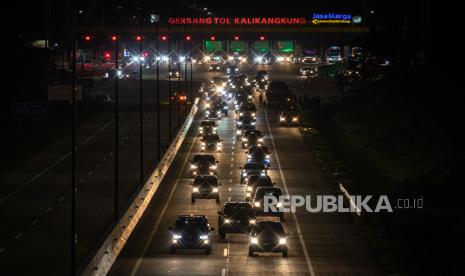 Foto udara sejumlah kendaraan roda empat dari arah Jakarta melaju perlahan setelah memasuki Gerbang Tol Kalikangkung, Semarang, Jawa Tengah, Kamis (28/4/2022). Volume kendaraan arus mudik Tol Trans Jawa Batang-Semarang dari arah Jakarta yang memasuki Gerbang Tol Kalikangkung menuju ke sejumlah wilayah di Jateng dan Jatim pada H-4 Lebaran hingga pukul 23:00 WIB terpantau padat. 