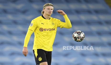 Erling Haaland dari Dortmund beraksi selama perempat final Liga Champions UEFA, pertandingan sepak bola leg pertama antara Manchester City dan Borussia Dortmund di Manchester, Inggris, 06 April 2021.