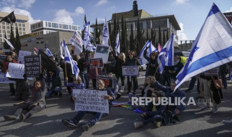  Pengunjuk rasa memblokir persimpangan utama di luar Mahkamah Agung Israel di Yerusalem selama demonstrasi menentang penunjukan Aryeh Deri pemimpin partai ultra-Ortodoks Shas sebagai menteri kesehatan baru negara itu, Kamis, 5 Januari 2023. Deri mengaku bersalah atas penipuan pajak tahun lalu dan sebelumnya menjalani hukuman penjara karena menerima suap.