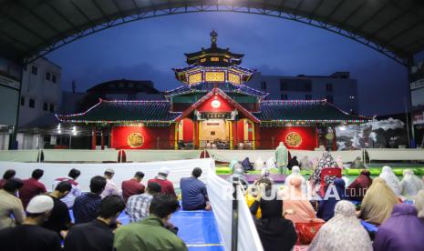 Umat Islam menunaikan shalat maghrib di Masjid Muhammad Cheng Hoo Surabaya, Jawa Timur, Jumat (14/3/2025). Masjid berukuran 11×9 meter yang diresmikan pada tahun 2003 tersebut memiliki bentuk seperti kelenteng dengan memadukan unsur budaya Islam dan Tionghoa sebagai simbol persatuan, keberagaman, serta kekayaan budaya Tionghoa-Muslim di Indonesia. 