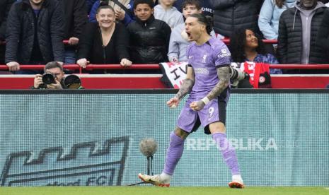 Pemain Liverpool Darwin Nunez melakukan selebrasi seusai mencetak gol di Liga Primer Inggris.