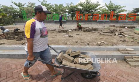 Warga mengangkut paving block saat mengikuti program padat karya di kawasan Taman Brantas, Kota Kediri, Jawa Timur, Senin (2/11/2020). Pemerintah daerah setempat mengalokasikan anggaran sebesar Rp27 miliar untuk 210 paket proyek padat karya dengan melibatkan warga sekitar agar tetap mendapatkan penghasilan di masa pandemi COVID-19. 