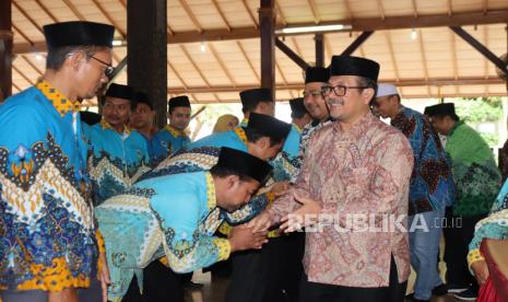 Bupati Cirebon, Imron, saat menghadiri pelantikan Pengurus Guru Madrasah Indonesia (PGMI) Kabupaten Cirebon masa bhakti 2023-2028, di Pendopo Kabupaten Cirebon, Sabtu (20/1/2024). 