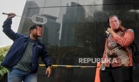 Koalisi Masysrakat Sipil Anti Korupsi menggelar aksi di depan Gedung Merah Putih KPK, Jakarta, Kamis (23/11/2023). Aksi tersebut merupakan bentuk dukungan terhadap Kepolisian untuk mengungkap kasus pemerasan yang dilakukan Ketua KPK Firli Bahuri kepada tersangka mantan Menteri Pertanian Syahrul Yasin Limpo (SYL). Dalam aksinya massa membawa sejumlah atribut seperti topeng berwajah Firli Bahuri dan tersangka mantan Menteri Pertanian Syahrul Yasin Limpo (SYL), raket dan kok bulu tangkis, karangan bunga hingga gerobak nasi goreng. Sejumlah mantan pegawai KPK yang disingkirkan karena tak lolos Tes Wawasan kebangsaan (TWK) turut hadir dalam aksi tersebut, juga mantan Pimpinan KPK seperti Abraham Samad hingga Bambang Widjojanto dan mantan penyidik senior KPK, Novel Baswedan. Selain itu, mereka juga menggelar aksi potong rambut massal yangbdiikuti sejumlah masa aksi dan eks Pimpinan KPK. Untuk diketahui, Ketua KPK Firli Bahuri telah ditetapkan sebagai tersangka oleh Polda Metro Jaya, karena diduga melakukan pemerasan kepada SYL