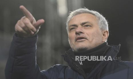 Manajer Tottenham Jose Mourinho memberi isyarat selama pertandingan sepak bola Liga Premier Inggris antara Fulham v Tottenham Hotspur di stadion Craven Cottage di London, Kamis, 4 Maret 2021. 