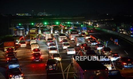 Kendaraan terjebak kemacetan di Simpang Susun Jalan Tol Cileunyi - Sumedang - Dawuan (Cisumdawu) di Cileunyi, Kabupaten Bandung, Jawa Barat, Jumat (22/12/2023). Pada libur panjang Natal dan Tahun Baru 2024, Simpang Susun Cileunyi mulai dipadati ribuan kendaraan yang akan menuju ke arah Garut dan Sumedang.