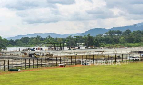 Pekerja menyelesaikan pembangunan venue cabor Rugby di Doyo Baru, Kabupaten Jayapura, Papua, Selasa (24/8/2021). Pembangunan venue rugby PON XX Papua yang berada di kawasan tanah milik AURI, Sentani, Kabupaten Jayapura tersebut menelan anggaran Rp22 miliar dan telah mencapai 50 persen. 