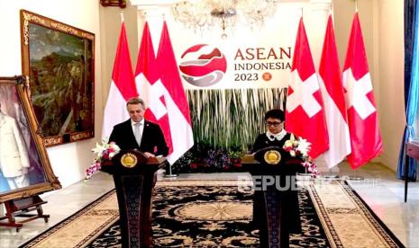 Menteri Luar Negeri (Menlu) RI Retno Marsudi menerima kunjungan Menlu Swiss Ignazio Cassis di Gedung Pancasila Kementerian Luar Negeri, Jakarta, Rabu (2/8/2023). Ini merupakan kunjungan resmi pertama Cassis ke Indonesia. 