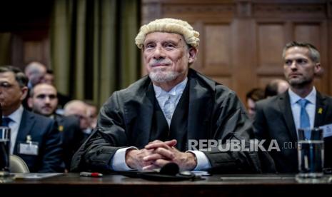 Pengacara pihak Israel, Malcolm Shaw (tengah), sebelum sidang kasus genosida terhadap Israel, yang diajukan oleh Afrika Selatan, di Mahkamah Internasional (ICJ) di Den Haag, Belanda, (11/1/2024). 